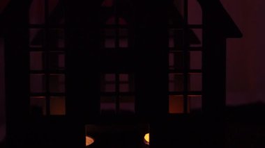 Ay ışığının altında titreyen mumlarla aydınlatılmış perili bir kale duruyor. Gölgeler camlarda dans eder, Cadılar Bayramı korku ve dehşetini somutlaştıran ürkütücü bir ortam yaratır..