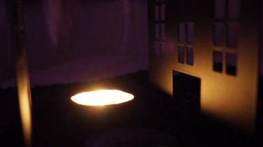 Yanıp sönen mum ışığı Cadılar Bayramı gecesi karanlık bir kalenin içinde gölgeler bırakır. Korku ve gizem ortamı yaratır. Pencereler ürkütücü siluetleri gösteriyor, ürkütücü titreşimleri arttırıyor..