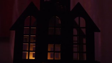 Cadılar Bayramı 'nda gece çökerken titreyen bir mum bir kalenin içinde ürkütücü gölgeler bırakır. Silüet, korku ve şüphe uyandıran ürpertici bir atmosfer yaratıyor. Azizler Gecesi Ekim.