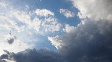 Güneş kıyı boyunca batarken değişen bulut desenlerinin nefes kesici güzelliğine hayret ediyorum. Bu büyüleyici görüntü akşam gökyüzündeki doğa sanatını vurguluyor. Dramatik gökyüzü.