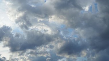 Yumuşak bulutlar öğleden sonra açık mavi gökyüzünde hareket ederler. Huzurlu manzara, sakin bir atmosferde doğanın güzelliğini yakalar. Bulutların rahatlatıcı manzarasının tadını çıkar. Dramatik gökyüzü.