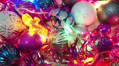 Parlak kırmızı, pembe, leylak, mor, gümüş ve beyaz, parlak çelenklerle çevrili, Noel tatili ve yeni yıl için mükemmel, çeşitli renklerde Noel süsleri koleksiyonu..