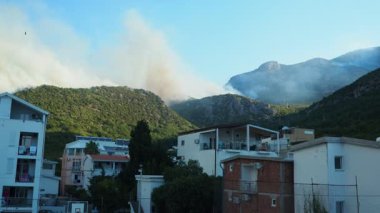 Chan, Karadağ, 11 Ağustos 2025: Köyün üzerindeki dağlarda yangın. Doğal ve antropojenik orman yangını. Yangın tehlikesi. Kozalaklı orman yanıyor. Adriyatik kıyılarında sıcak kuru hava Akdeniz
