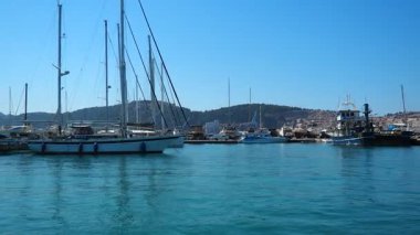 Karadağ 'ın Bar, 10 Ağustos 2025: Güzel limanın huzurlu manzarasının tadını çıkarın. Mavi gökyüzünün altında sakin sularda sallanan tekneler görkemli dağlarla çevrili. Su turisti gezisi.