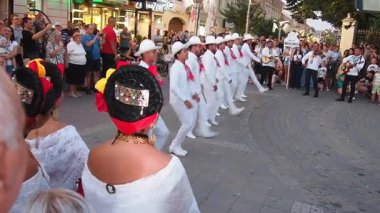 SremskaMitrovica Sırbistan 12 Ağustos 2025: Beyaz Meksika kostümlü güzel erkek dansçılar, geleneksel Meksika kültür dansları yapıyorlar. Seyircilerin önünde bir anda ortaya çıkıverdi. Jarabe Tapatio.