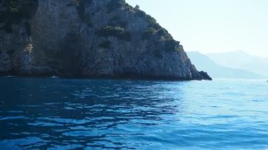 Karadağ 'ın engebeli kıyı şeridi boyunca nefes kesici tekne turu. Yelkenli mavisi Adriyatik Denizi dramatik uçurumlara ve büyüleyici kıyı ormanlarına hayret ediyor. Macera ve sükunetin mükemmel bir karışımı bekliyor. Sütlü.