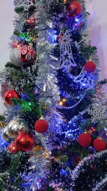 Rengarenk süslemeleri, parlak süslemeleri, parıldayan ışıkları ve çelenkleri olan bir yılbaşı ağacı. Evde şen şakrak bir kış havası var. Xmas titreşimleri. Noel Ağacı.
