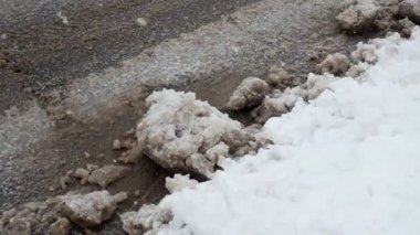 Erimiş buz, küçük buz kristalleri, kar ve sıvı su karışımı. Karışık yağış sırasında kar veya buzun toprak ve kirleticilerle eriyip gri veya çamurlu kahverengi renge dönüşmesiyle oluşan kızarıklık oluşur.