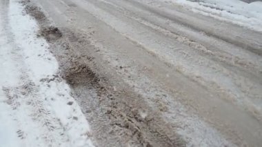 Erimiş buz, küçük buz kristalleri, kar ve sıvı su karışımı. Karışık yağış sırasında kar veya buzun toprak ve kirleticilerle eriyip gri veya çamurlu kahverengi renge dönüşmesiyle oluşan kızarıklık oluşur.