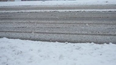 Erimiş buz, küçük buz kristalleri, kar ve sıvı su karışımı. Karışık yağış sırasında kar veya buzun toprak ve kirleticilerle eriyip gri veya çamurlu kahverengi renge dönüşmesiyle oluşan kızarıklık oluşur.