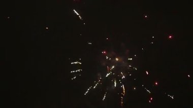 Parlak renkli havai fişek kutlaması arka planı. Yeni yıl kutlamaları, geri sayım festivali gökyüzü gösterisi. Gece festivali Christmas Diwali Ramazan simleri. Yeni yılın kutlu olsun. Xmas mutluluğu