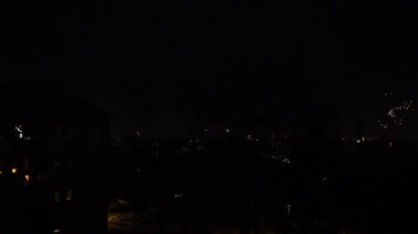 Yıldızlı gökyüzüne karşı canlı havai fişekler patlayarak havayı neşe dolu ışıklarla doldurdu. Her parlak patlama bir kutlama anını işaret ediyor, aileler aşağıda toplanırken, bu göz kamaştırıcı manzara karşısında dehşete kapılıyorlar.