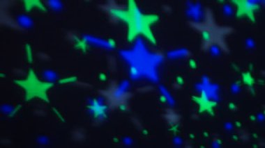 Canlı renklerde, Beş Noktalı Yıldızlar, Karanlık Duvar 'ı aydınlatırken göz kamaştırıcı yansımaları, göz kamaştırıcı bir görsel ahenk yaratıyor, Gece Harikası ve Neşe hissi uyandırıyor. Mavi ve Yeşil.