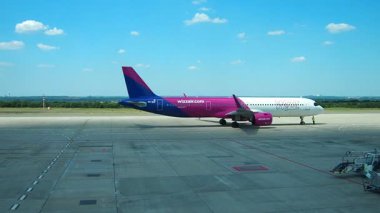 Budapeşte, Macaristan 01 Ağustos 2025: Havalimanı 'na indikten sonra Wizz Air yolcu uçağının manevrası sorunsuz bir şekilde durdu. Havacılığın hassasiyetini tecrübe edin ve sinek manzarasının tadını çıkarın. Macar Havayolları