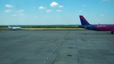 Budapeşte, Macaristan 01 Ağustos 2025: Havalimanı 'na indikten sonra Wizz Air yolcu uçağının manevrası sorunsuz bir şekilde durdu. Havacılığın hassasiyetini tecrübe edin ve sinek manzarasının tadını çıkarın. Macar Havayolları