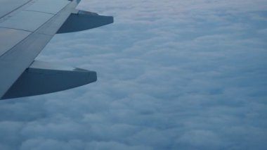 Uçak Kanadı. Yüksek irtifa Görünümü Pencereden Görülen Yoğun Bulut Katmanı 'na Bakıyor. Fenomen - Bulut Güvertesi ya da Bulutlar Denizi. Atmosfer koşulları, Bulut Fiziği. Gezide ve Doğada Görünüm.