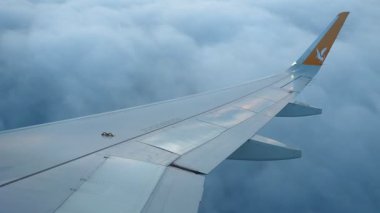 İstanbul, Türkiye - 24 Ocak 2026: Pegasus Havayolları Uçak Kanadı. Uçaklar havada manevra yapıyor. Seyahat sektörü turizmi. Yüksek irtifa görüşü. Bulutların Katmanı. Fenomen - Bulut Güvertesi veya Bulutlar Denizi