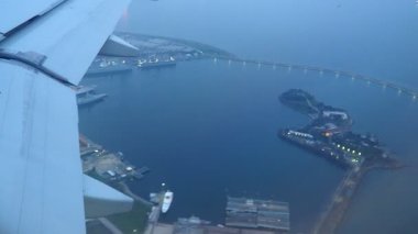 İstanbul, Türkiye. Karadeniz 'i Marmara Denizi' ne bağlayan Boğaz. Sabiha Gökçen Havalimanı 'na iniş ya da kalkış sırasında uçak penceresinden kıyı manzarası. Liman ve Girişimler