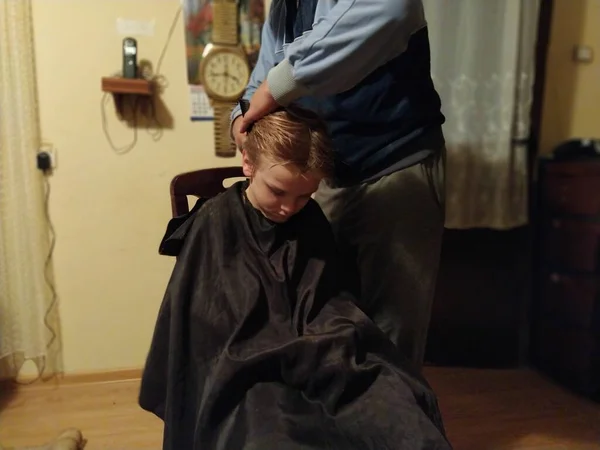 Belgrade Serbie 24 Octobre Coupe De Cheveux De Bebe A La Maison Un Maitre Coiffeur Belgrade Serbie 24 Octobre Coupe De Cheveux De Bebe A La Maison Un Maitre Coiffeur