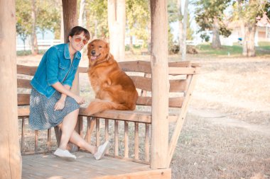 Şirin golden retriever köpek ile güzel kadın