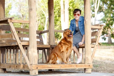 Şirin golden retriever köpek ile güzel kadın