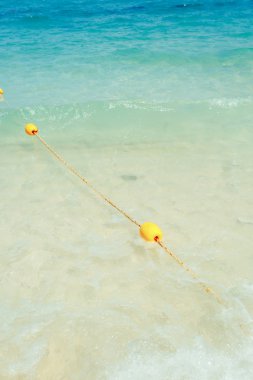 Sahilde sarı şamandıra