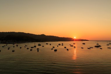 Denizde gün doğumu tekneyle