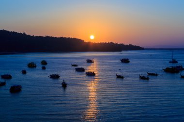 Denizde gün doğumu tekneyle