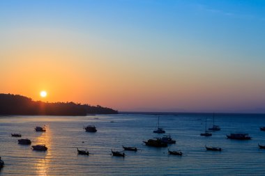 Denizde gün doğumu tekneyle