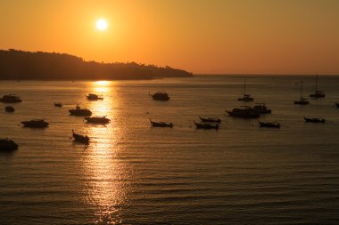 Denizde gün doğumu tekneyle