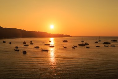 Denizde gün doğumu tekneyle