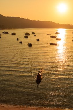 Denizde gün doğumu tekneyle