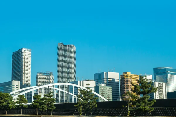 Weergave van tokyo stadsgezicht met blauwe lucht — Stockfoto