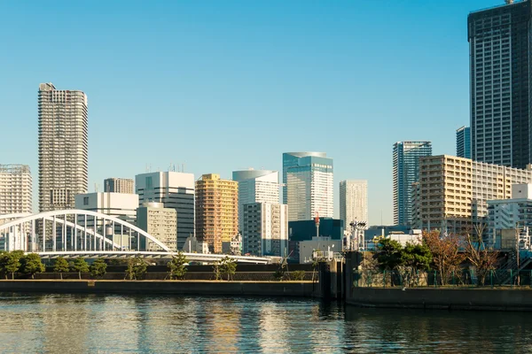 Utsikt över tokyo stadsbilden med blå himmel — Stockfoto