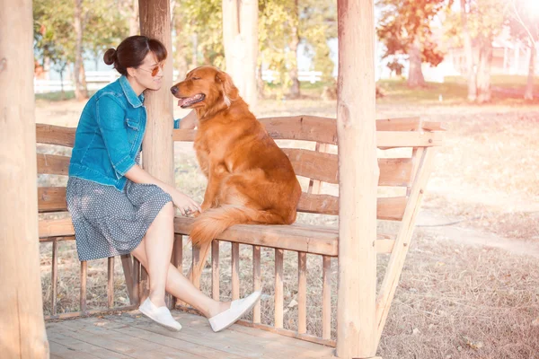 Şirin golden retriever köpek ile güzel kadın