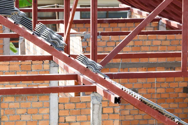 Telhado em construção com pilhas de telhas para construção em casa — Fotografia de Stock