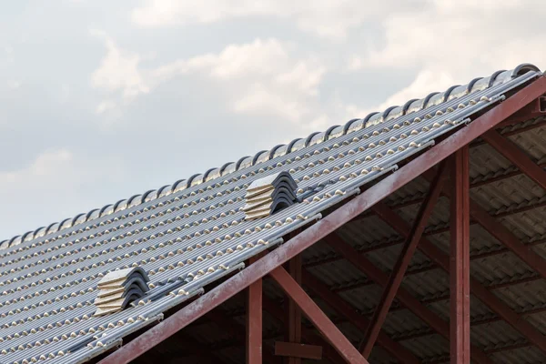 Taket under uppbyggnad med travar av takpannor för hem bygga — Stockfoto
