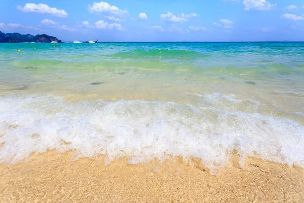 Onda del mare sulla spiaggia di sabbia — Foto Stock