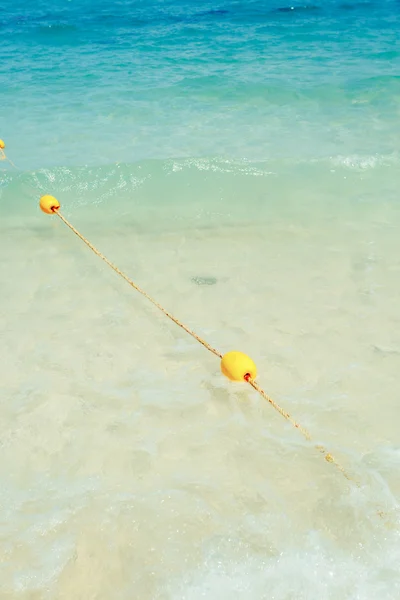 Żółta boja na plaży — Zdjęcie stockowe