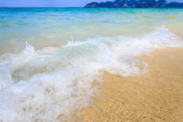 Våg av havet på stranden — Stockfoto