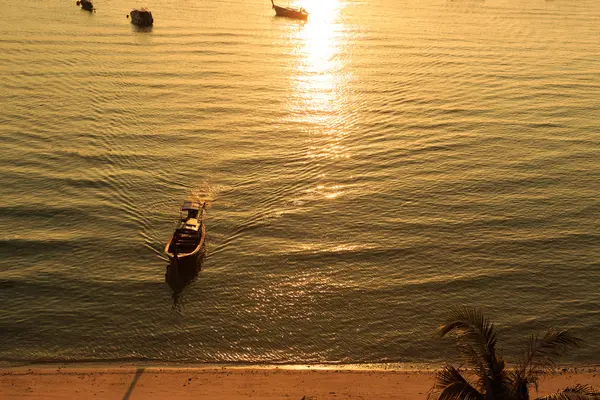 Zonsopgang op zee met boot — Stockfoto