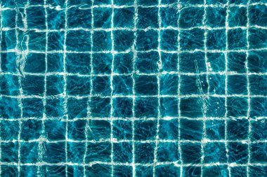 güneşli yansıması ile Yüzme Havuzu