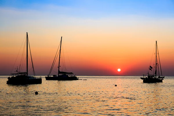 Sunset on the sea with boat — Stock Photo, Image