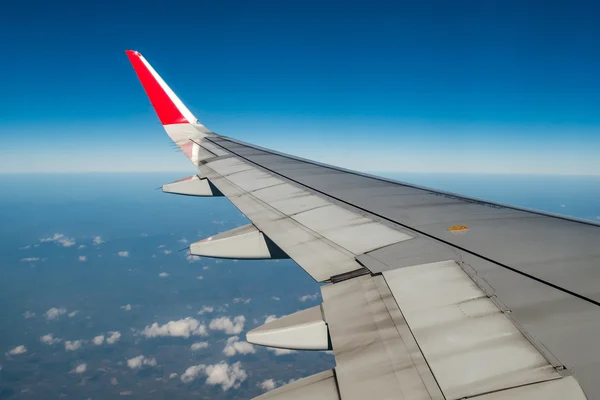 Vue de l'aile de l'avion depuis la fenêtre — Photo