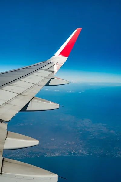 Vue de l'aile de l'avion depuis la fenêtre — Photo