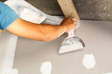 Tavan onarım için ev yenilemek