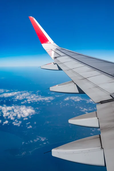 Vue de l'aile de l'avion depuis la fenêtre — Photo