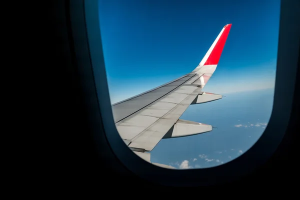 Vue de l'aile de l'avion depuis la fenêtre — Photo
