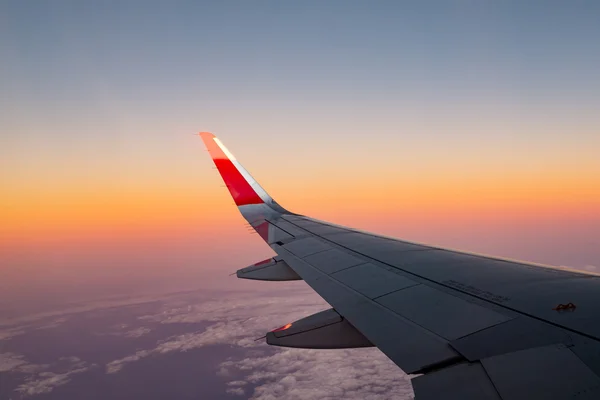 Vue de l'aile de l'avion depuis la fenêtre — Photo