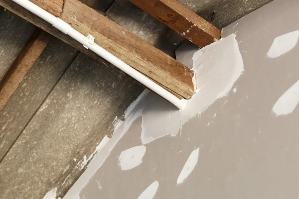 Réparation de plafond pour la rénovation de la maison — Photo